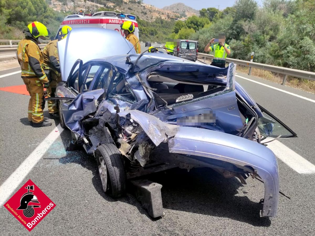 Tres heridos tras chocar un coche y una furgoneta en la AP-7