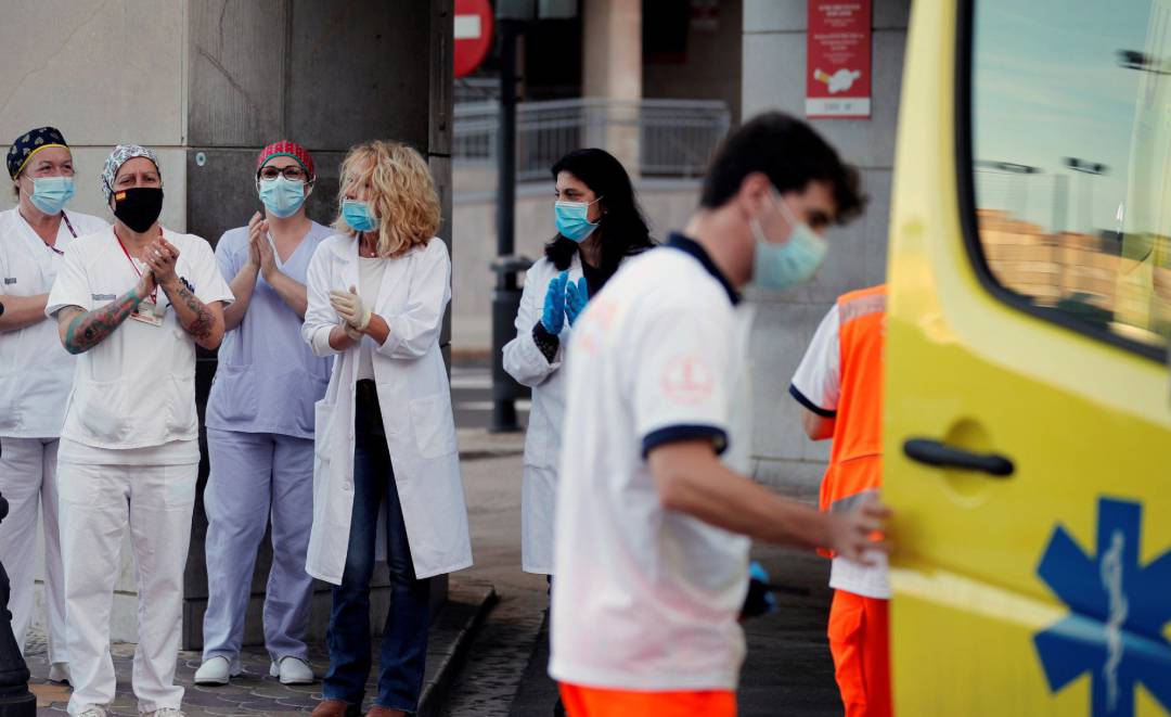 Personal sanitario del Hospital Clínico aplaude como cada tarde a las 20 horas durante este Primero de Mayo inusual por la crisis del coronavirus que ha rendido homenaje este viernes en la Comunitat Valenciana a los trabajadores de los servicios esenciales por su labor durante la crisis del coronavirus, ha reconocido el valor de los servicios públicos y ha exigido un nuevo modelo económico y social más justo y solidario