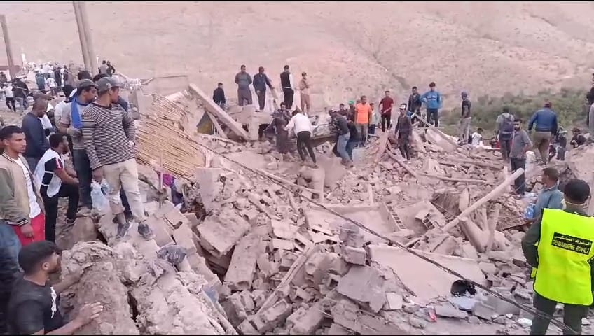 Bomberos cordobeses buscando a personas con vida bajo los escombros del terremoto en Marruecos