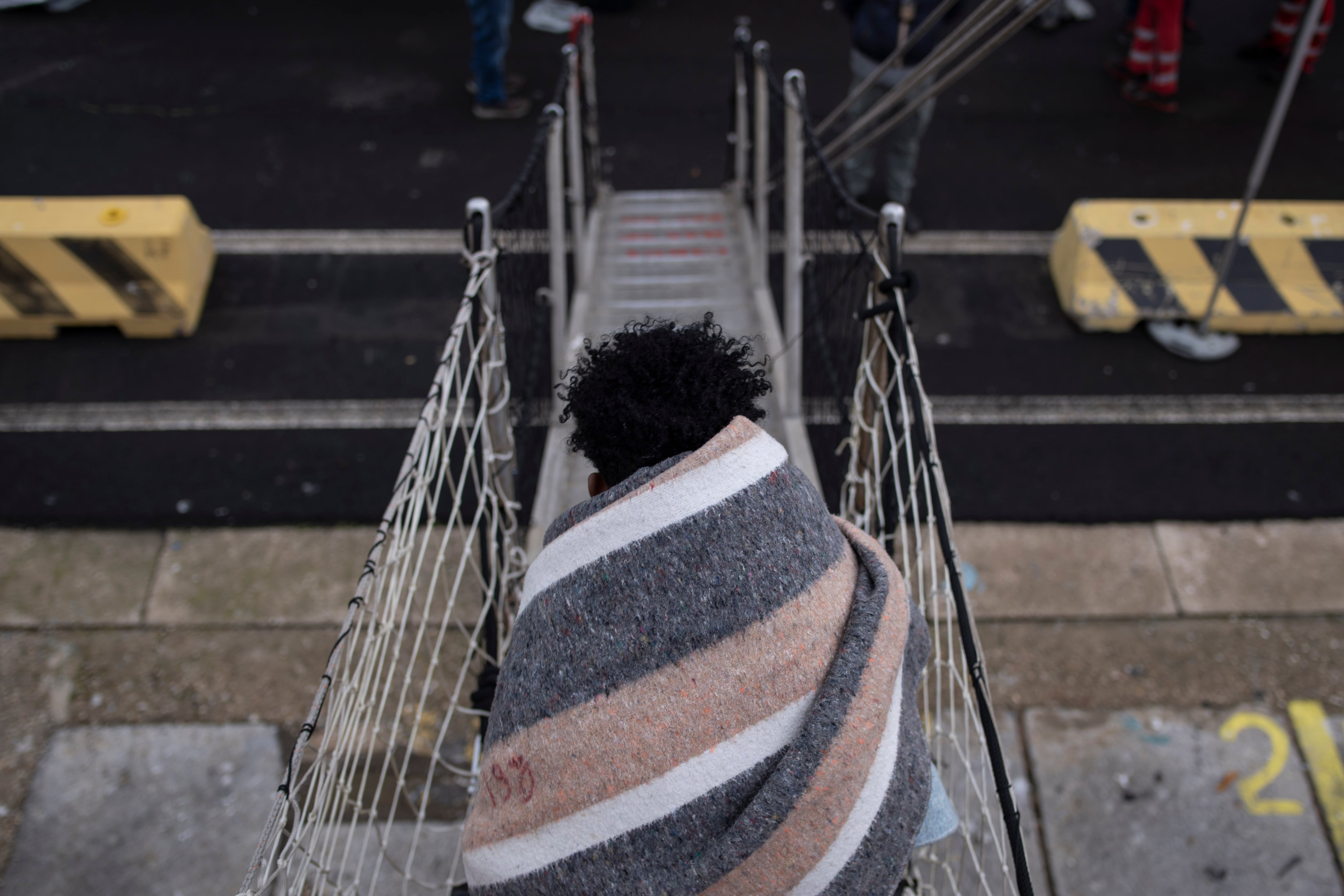 Imagen de un migrante a su llegada al puerto de Civitavecchia, en Roma