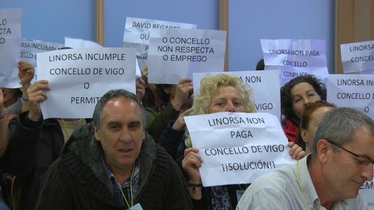Las trabajadoras de Linorsa no se fían del compromiso del pleno del ayuntamiento