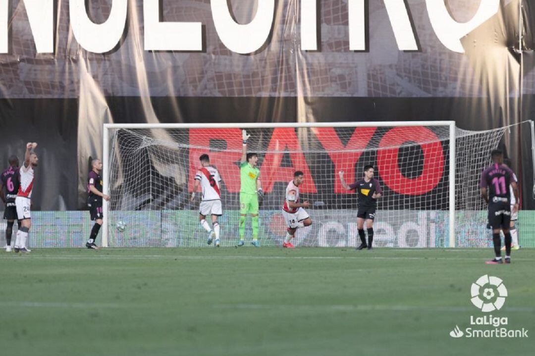 Varios jugadores del Sporting protestan tras el gol del empate del Rayo