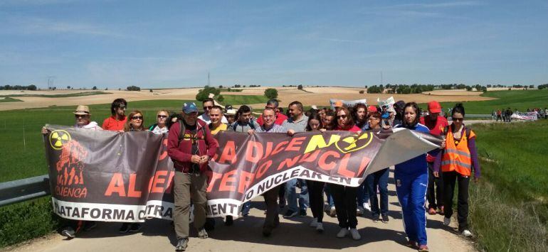 La marcha recorrió a pie la distancia que separa la urbanización de Casalonga del pueblo de Villar de Cañas.