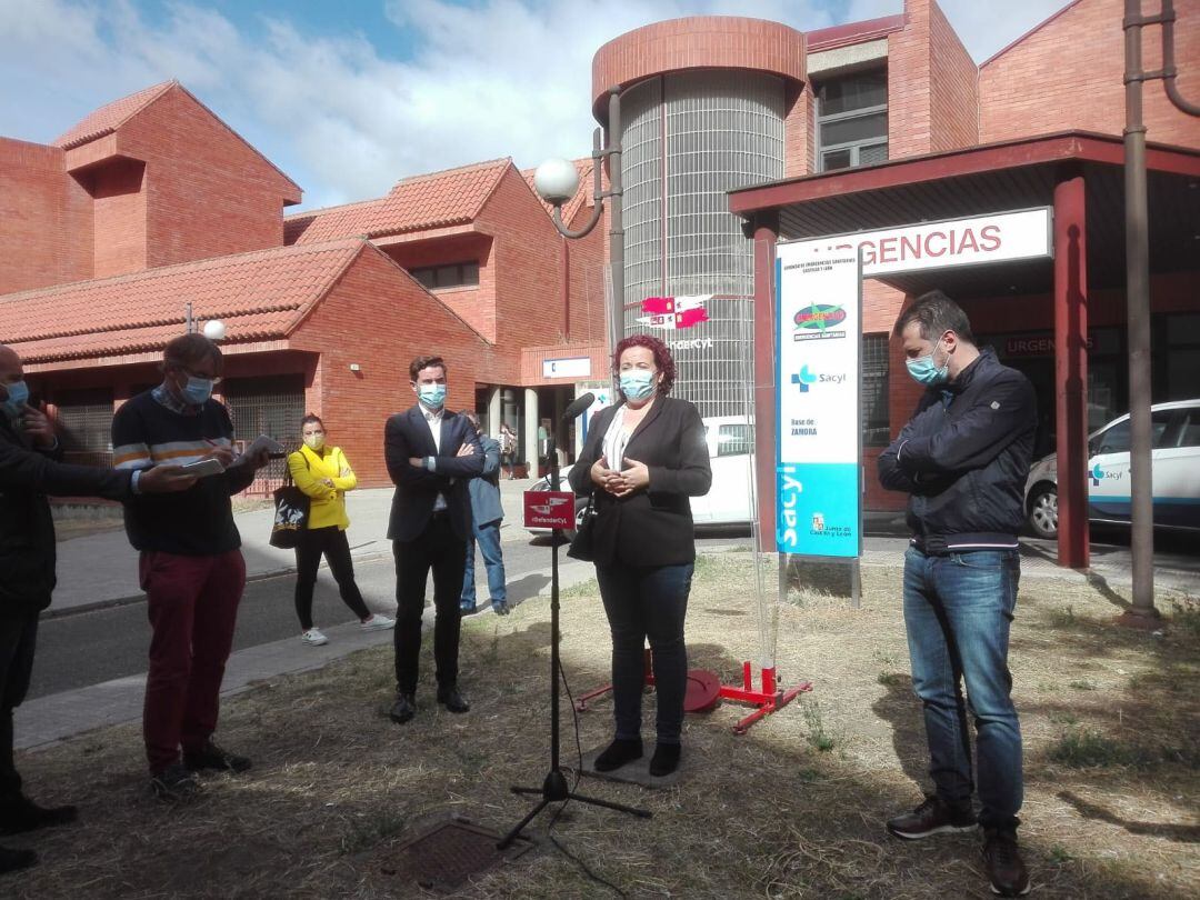 Luis Tudanca atiende las explicaciones del colectivo de celadores sanitarios en la comparecencia posterior a la reunión mantenida con ellos