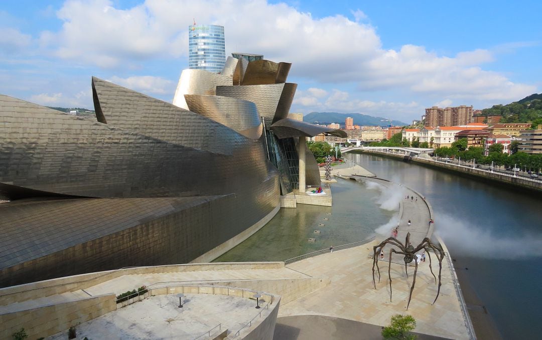 El Museo Guggenheim es una de las principales atracciones turísticas del país.