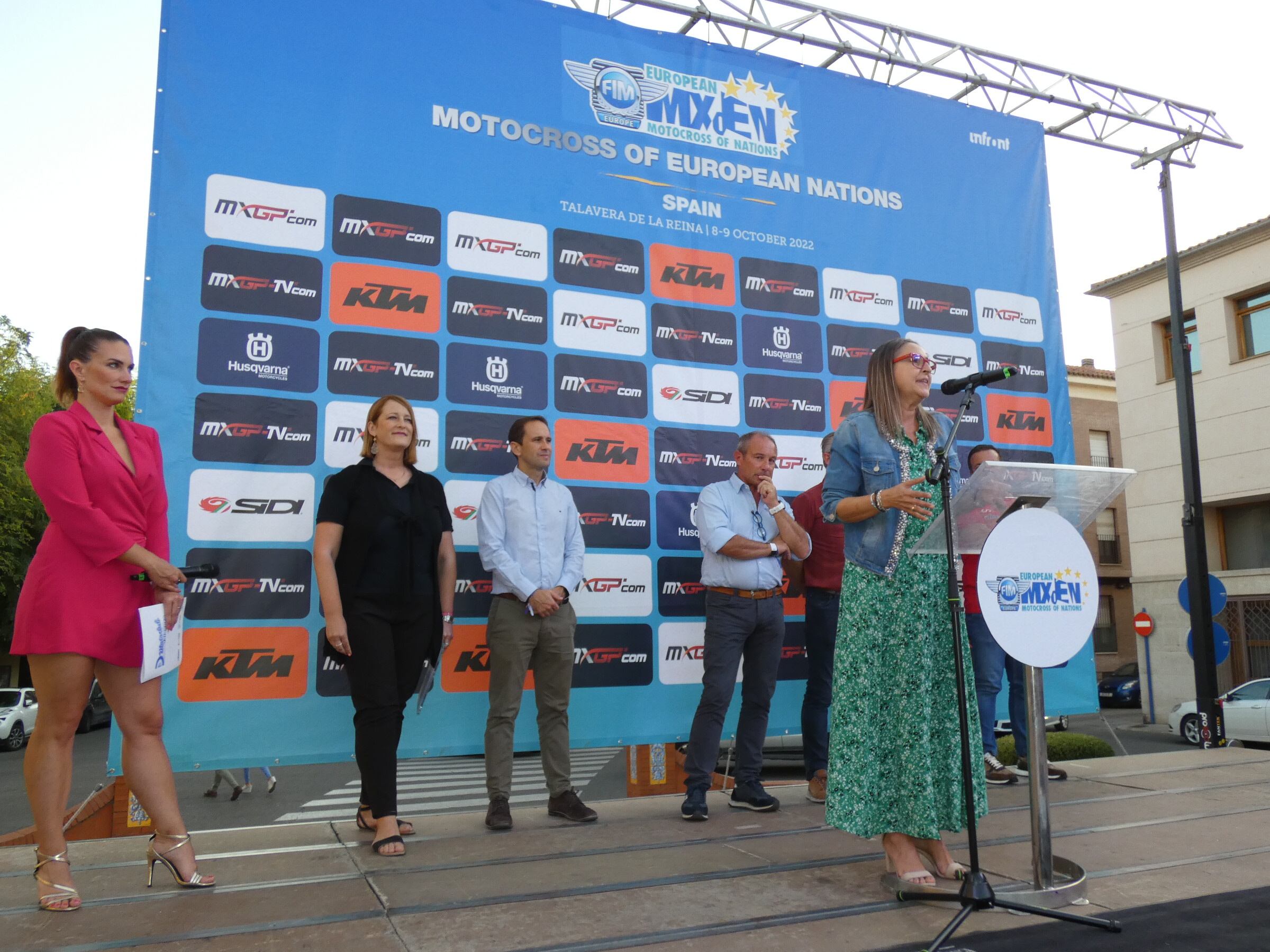 Montserrat Muro en el recibimiento a los pilotos participantes