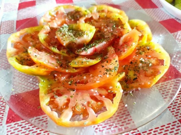 Tomate aliñado a rodajas