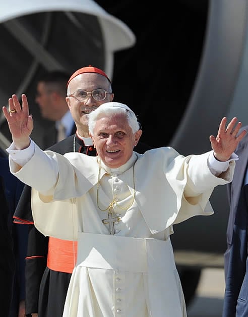 Benedicto XVI, en el aeropuerto de Roma, antes de partir para Australia