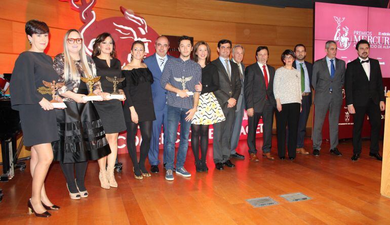 Foto de familia con todos los premiados y los organizadores de los Premios Mercurio