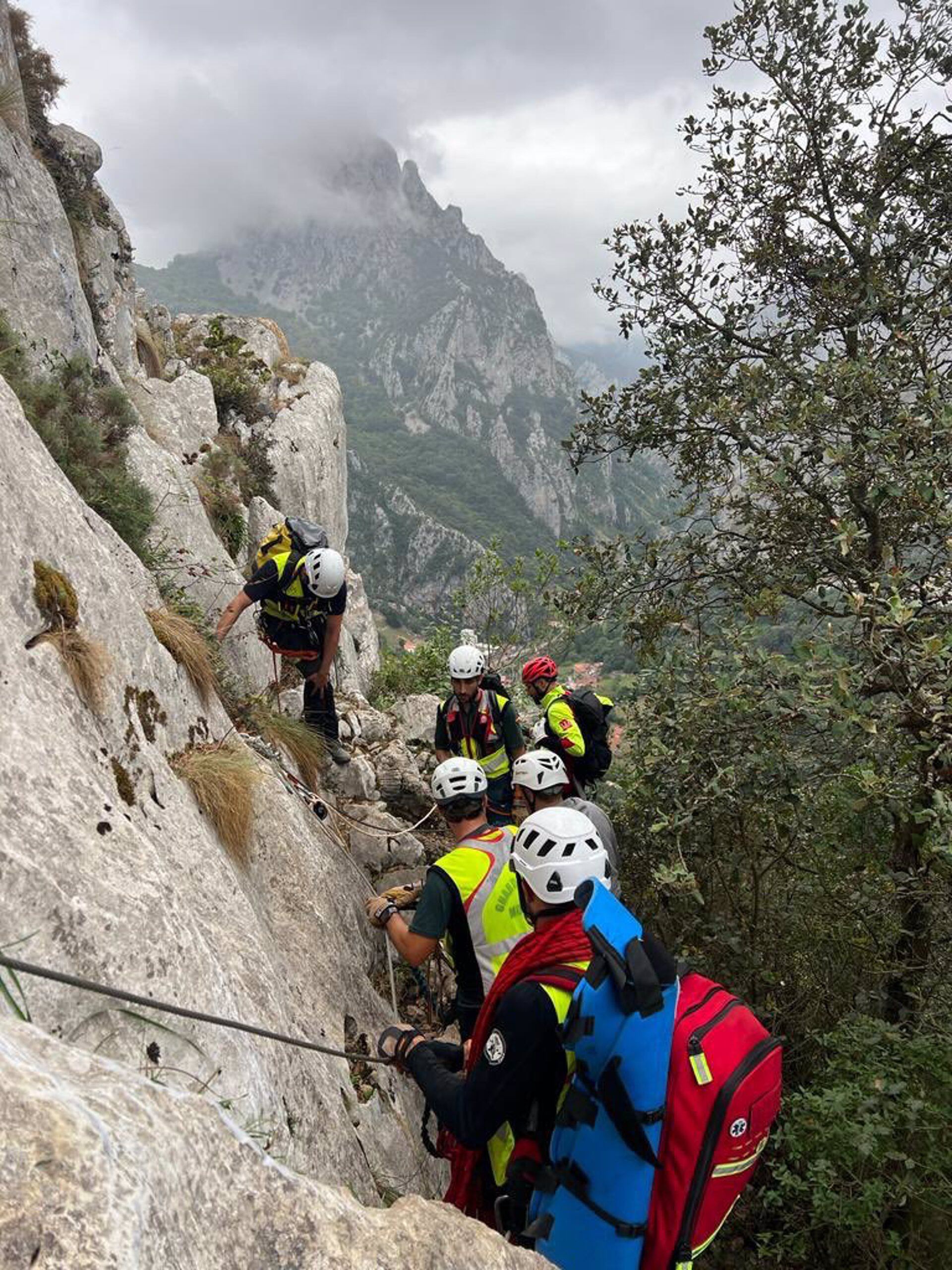 Rescate del hombre lesionado en la pierna cuando hacía la ferrata de La Hermida.