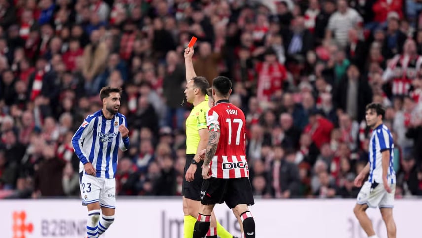 Cuadra Fernández le muestra la roja directa a Brais Méndez 