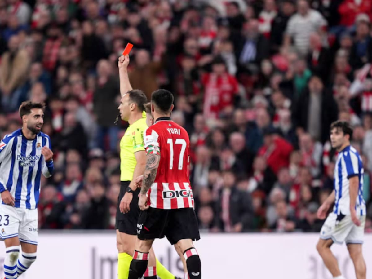 La Real Sociedad recurre la tarjeta roja de Brais Méndez en el derbi vasco
