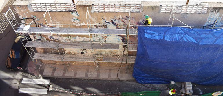 Limpieza del muro de la piscina de Puertollano