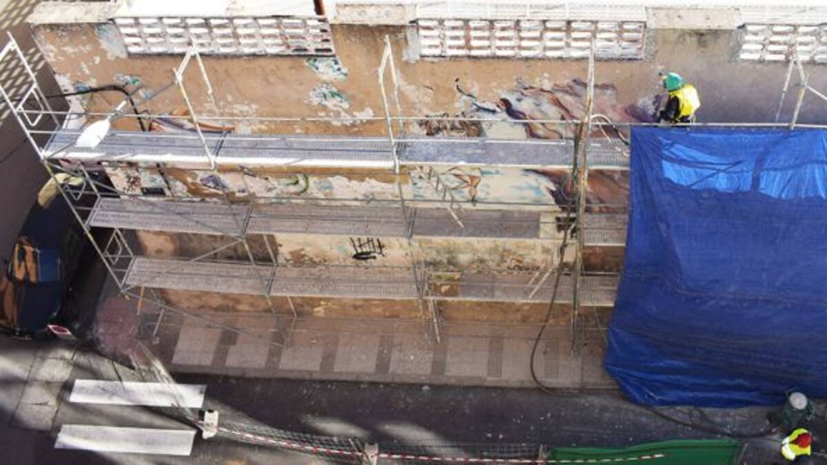 Enorme mural espera a genio. Razón: Piscina María Luisa Cabañero de Puertollano