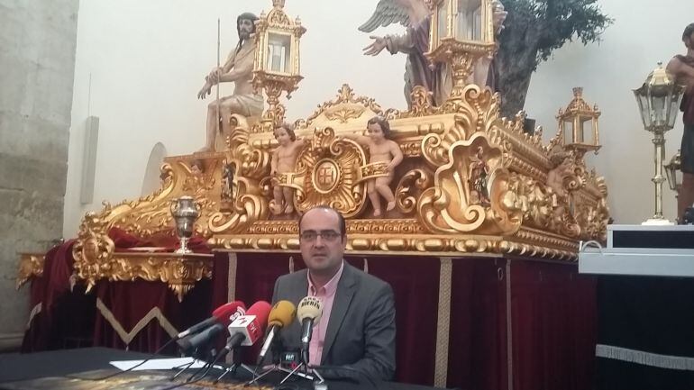 El Mayordomo de la Hermandad de Jesús Nazareno durante su comparecenca ante los medios de comunicación