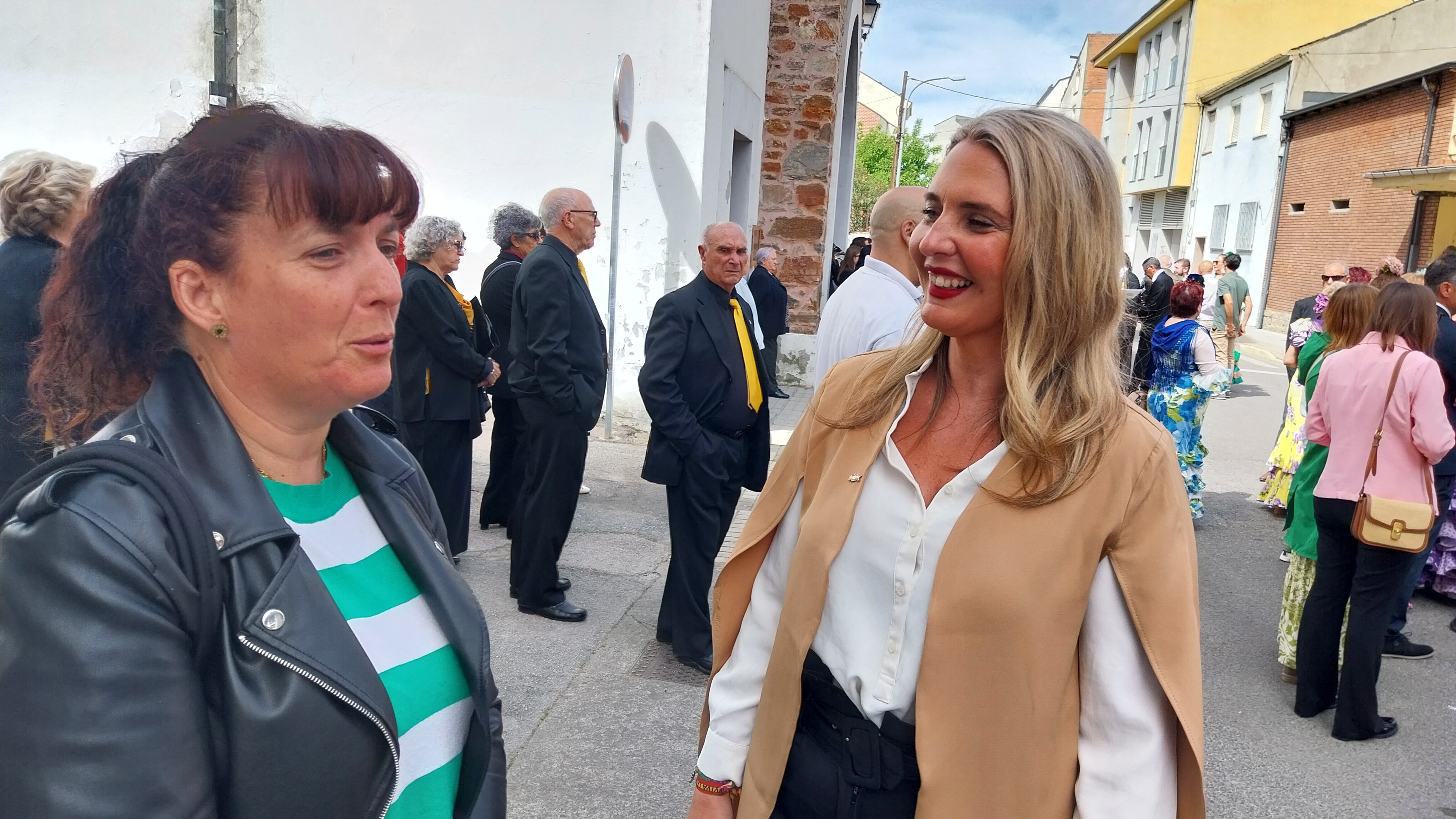 Patricia González (dcha.) charla con una vecina en las Fiestas de Flores del Sil