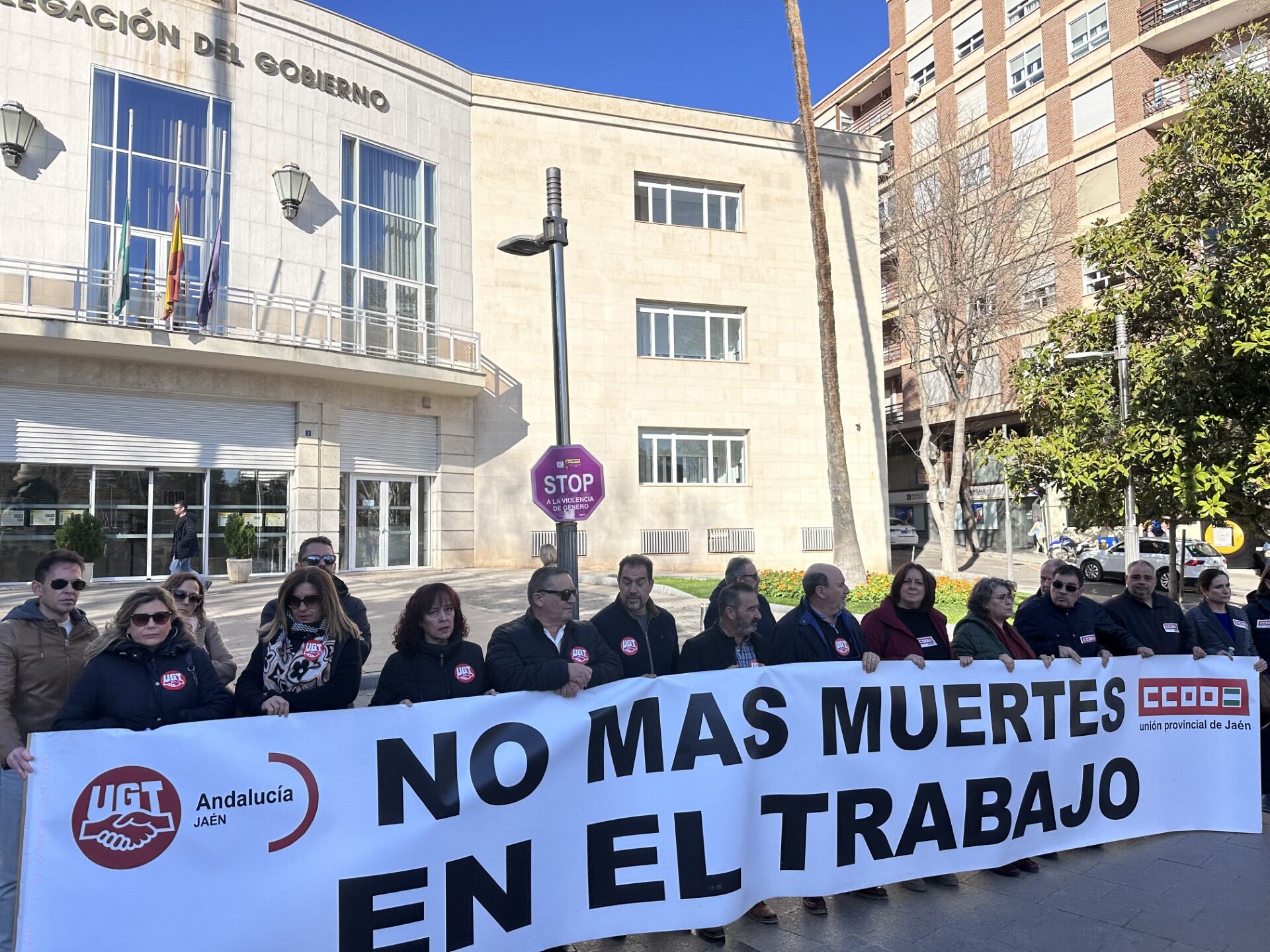 Sindicatos se concentran por la muerte de un trabajador el pasado lunes en Torredonjimeno.