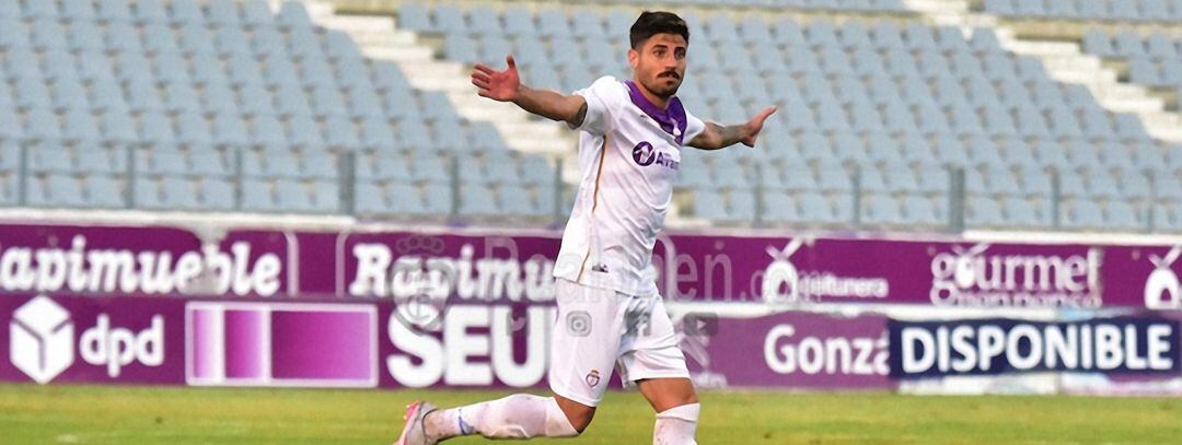 Juanma Espinosa celebra el gol que suponía el empate en el encuentro Real Jaén-Huétor Tájar.