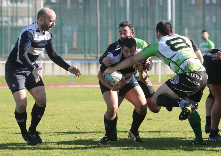El XV berciano sufrió una dura derrota en el derby