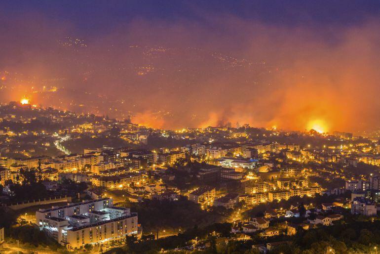 Vista general del incendio forestal en Funchal, Isla Madeira (Portugal)