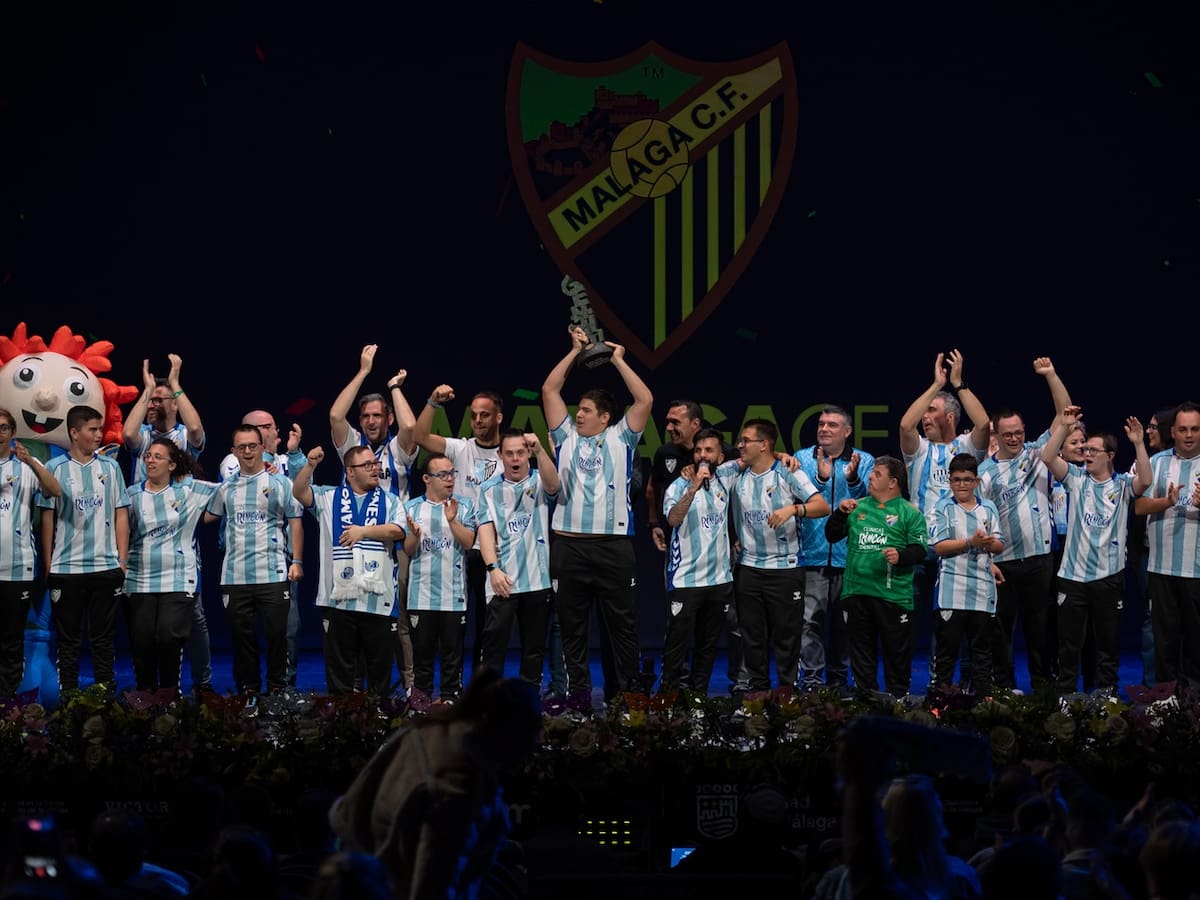 El Teatro Cervantes se tiñó de blanquiazul con la presencia del Málaga