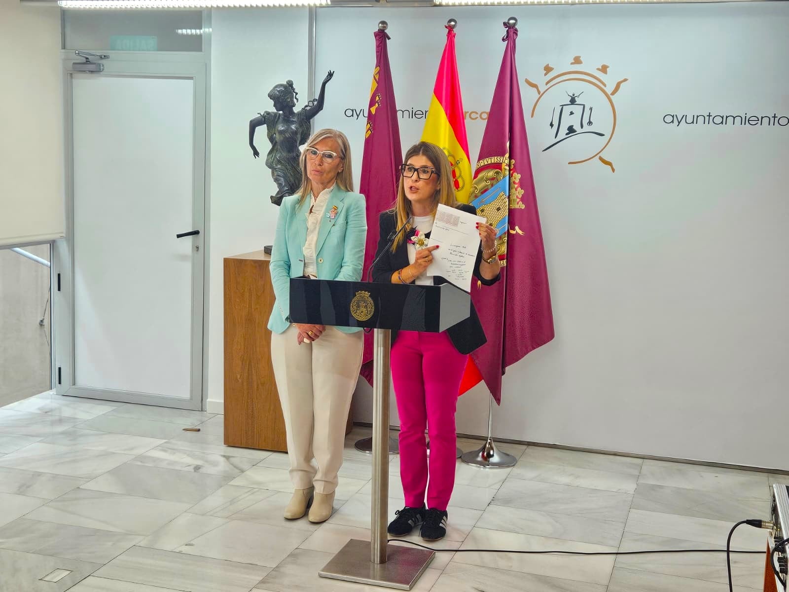 Rosa María Medina, portavoz del equipo de Gobierno  y Carmen Menduiña, primera teniente de alcalde