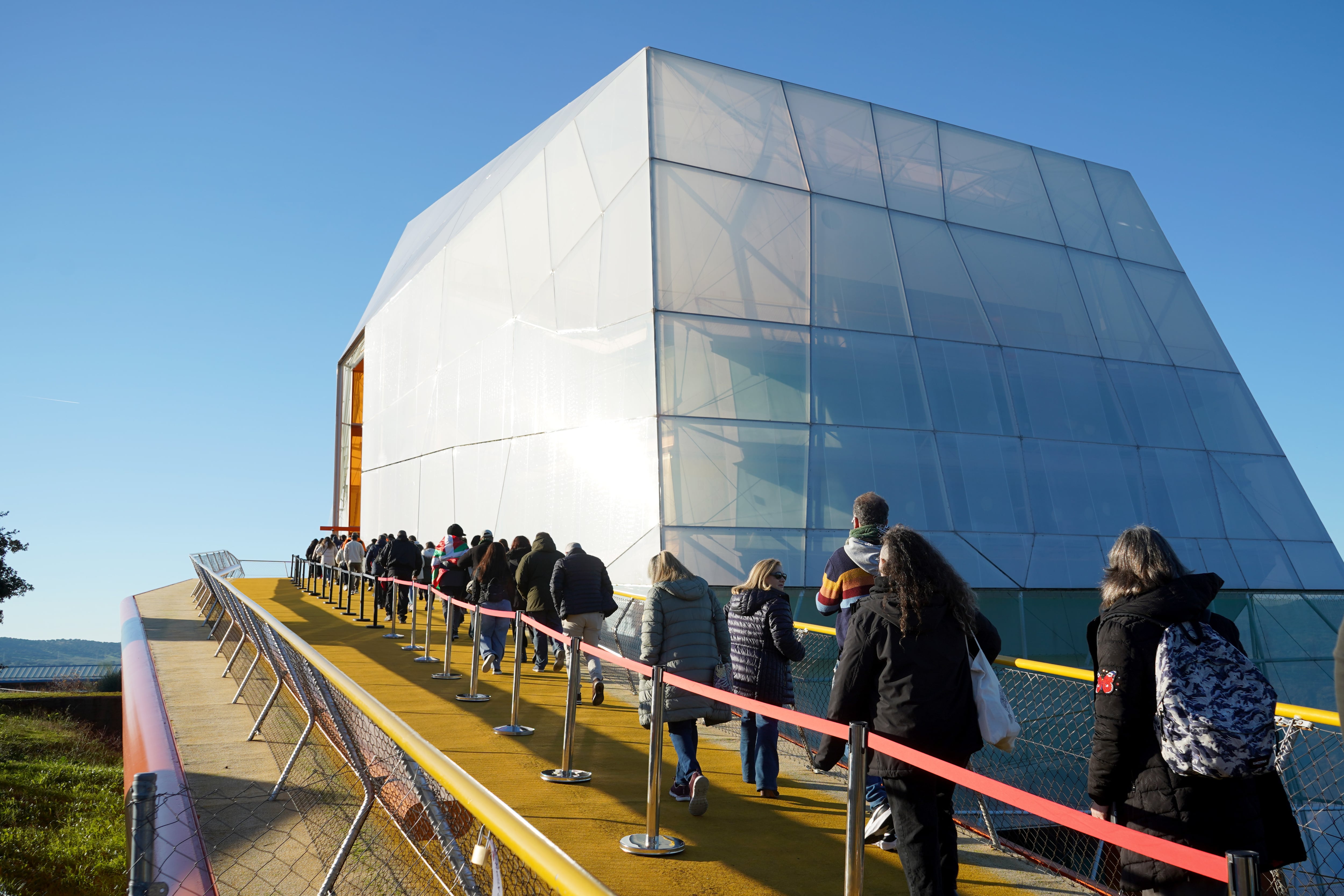 Cientos de seguidores de Robe Iniesta aguardan desde primera hora de este domingo para participar en el homenaje al músico, fallecido el pasado miércoles