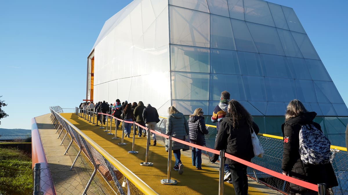 Vuela alto 'hombre pájaro': España se despide del mítico Robe Iniesta