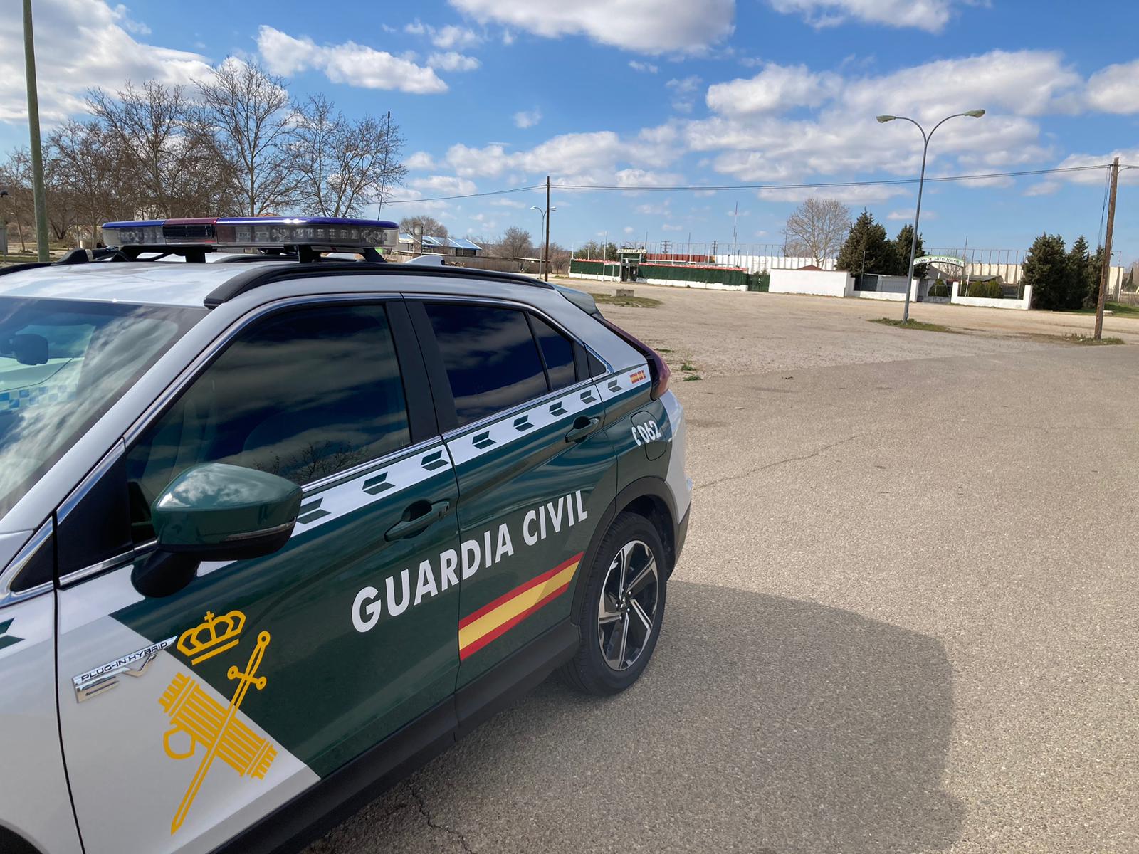 Imagen de un coche de la Guardia Civil en La Peraleda de Toledo