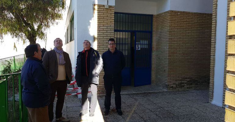 El diputado de Agricultura y Medio Ambiente, Pedro Bruno (segundo por la izquierda) durante su visita a Jamilena.