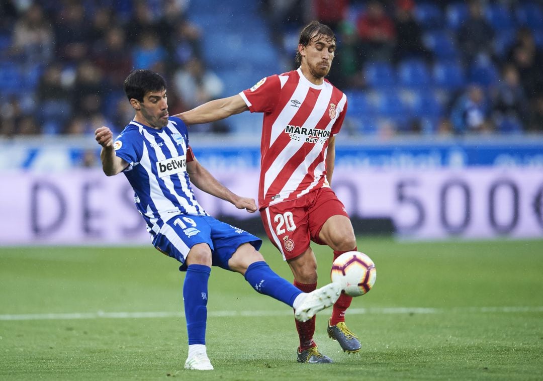 Muniesa pelea un balón ante Manu García