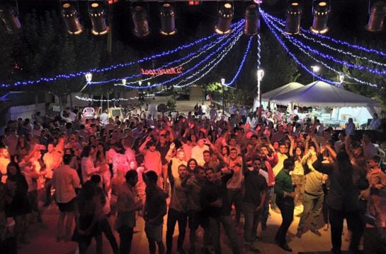 Jóvenes distrutan de la verbena de Castellar en las fiestas del año pasado