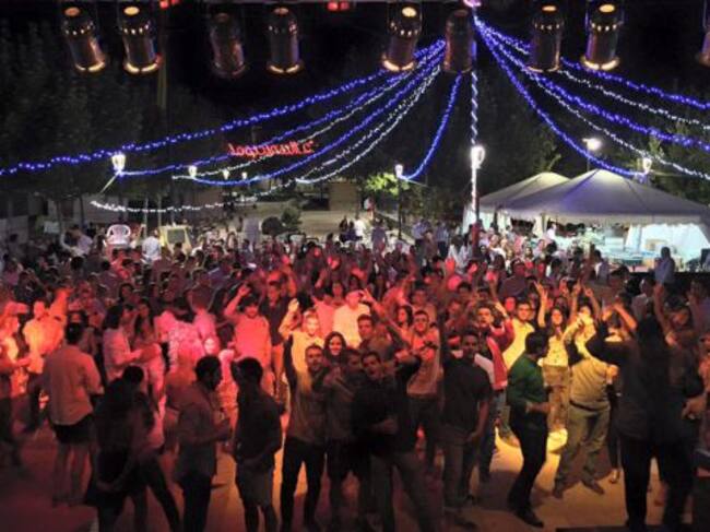 Jóvenes distrutan de la verbena de Castellar en las fiestas del año pasado