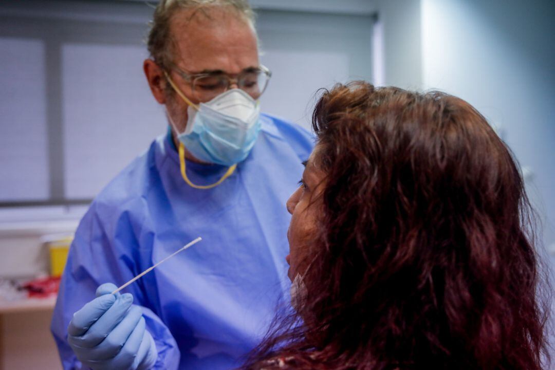 Un trabajador sanitario realiza una prueba PCR a una de las personas que ha acudido durante la jornada de hoy a realizarse un test 