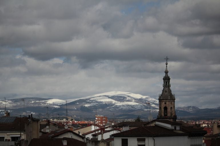 Gasteiz y al fondo la nieve