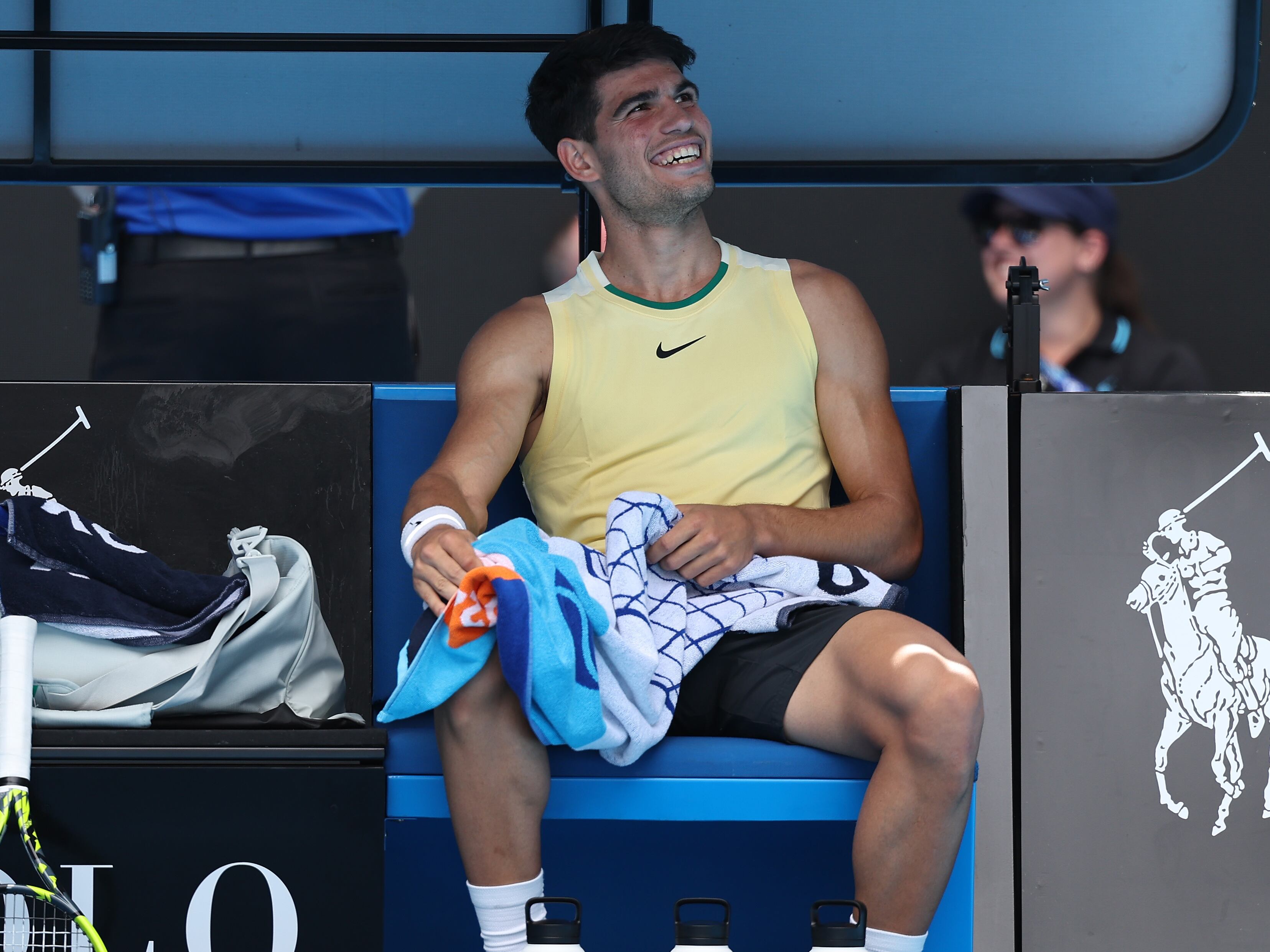 Alcaraz, sonriente, durante su partido contra Shang.