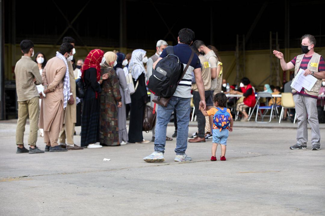 Varios refugiados afganos llegan a la base aérea de Torrejón de Ardoz 