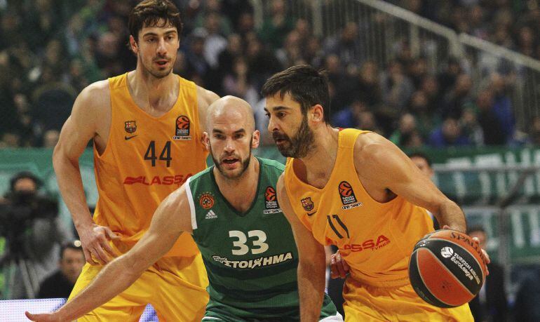 Juan Carlos Navarro protege la pelota ante Nick Calathes