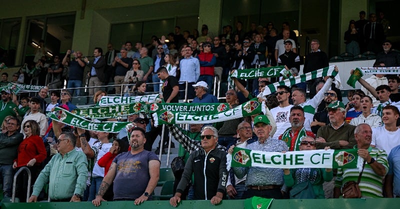 Aficionados del Elche CF en el estadio Martínez Valero