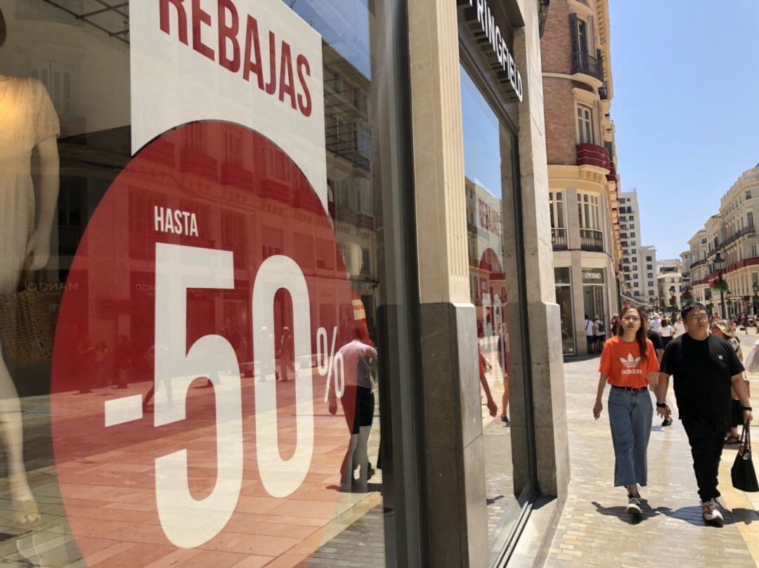 Las rebajas en algunas franquicias de calle Larios (Málaga)