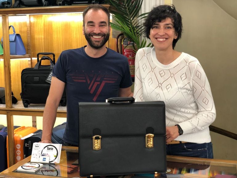 Esteban y Mónica Tarín posan junto al modelo de cartera que utilizan los ministros del Gobierno