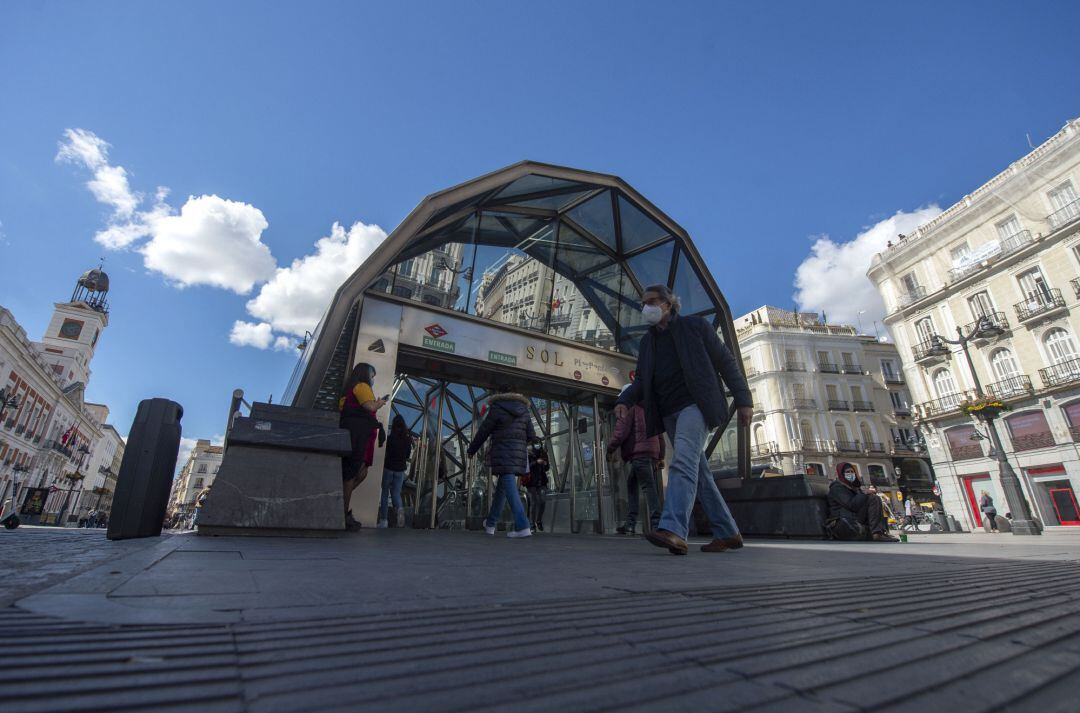 Transeúntes caminan cerca de la estación de metro de So