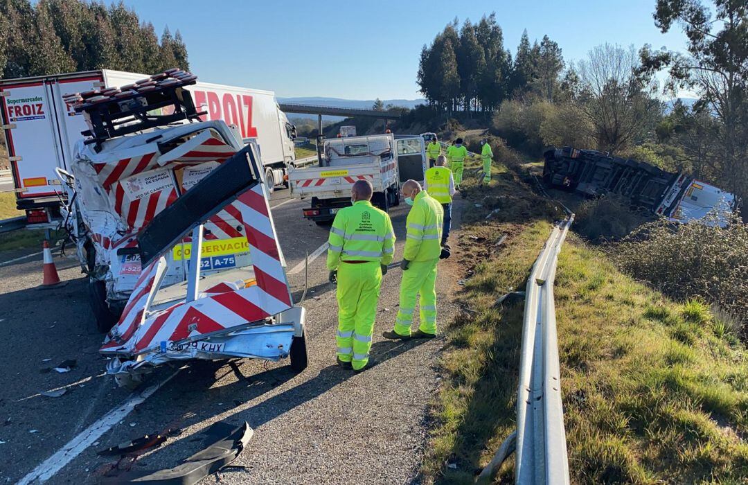 El camión se salió de la autovía como consecuencia del choque