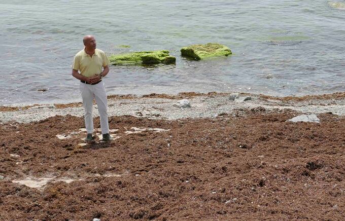 Martínez en la playa de Getares
