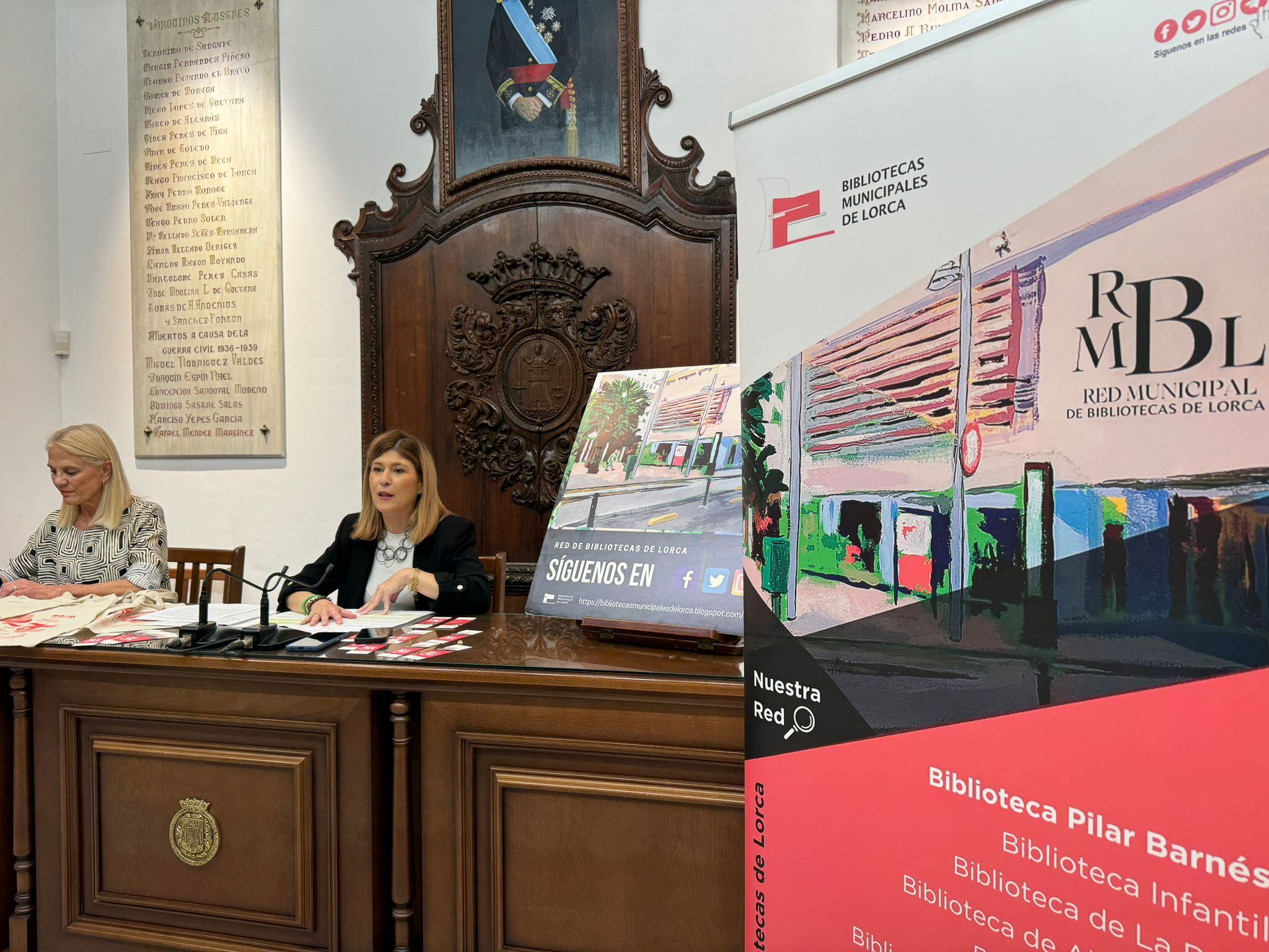 Susana de Torres, responsable de la biblioteca de Lorca y Rosa María Medina, edil de Educación