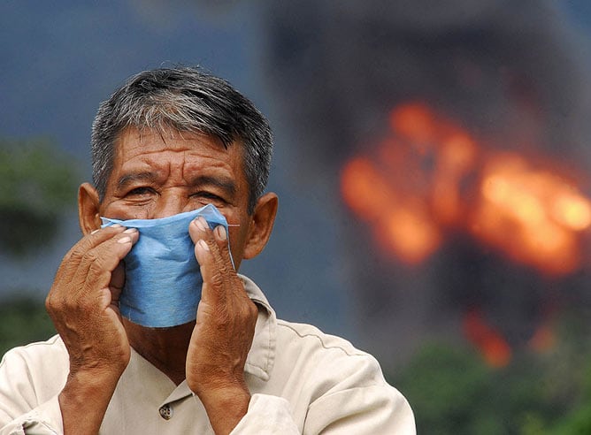Un hombre se tapa con una mascarilla.