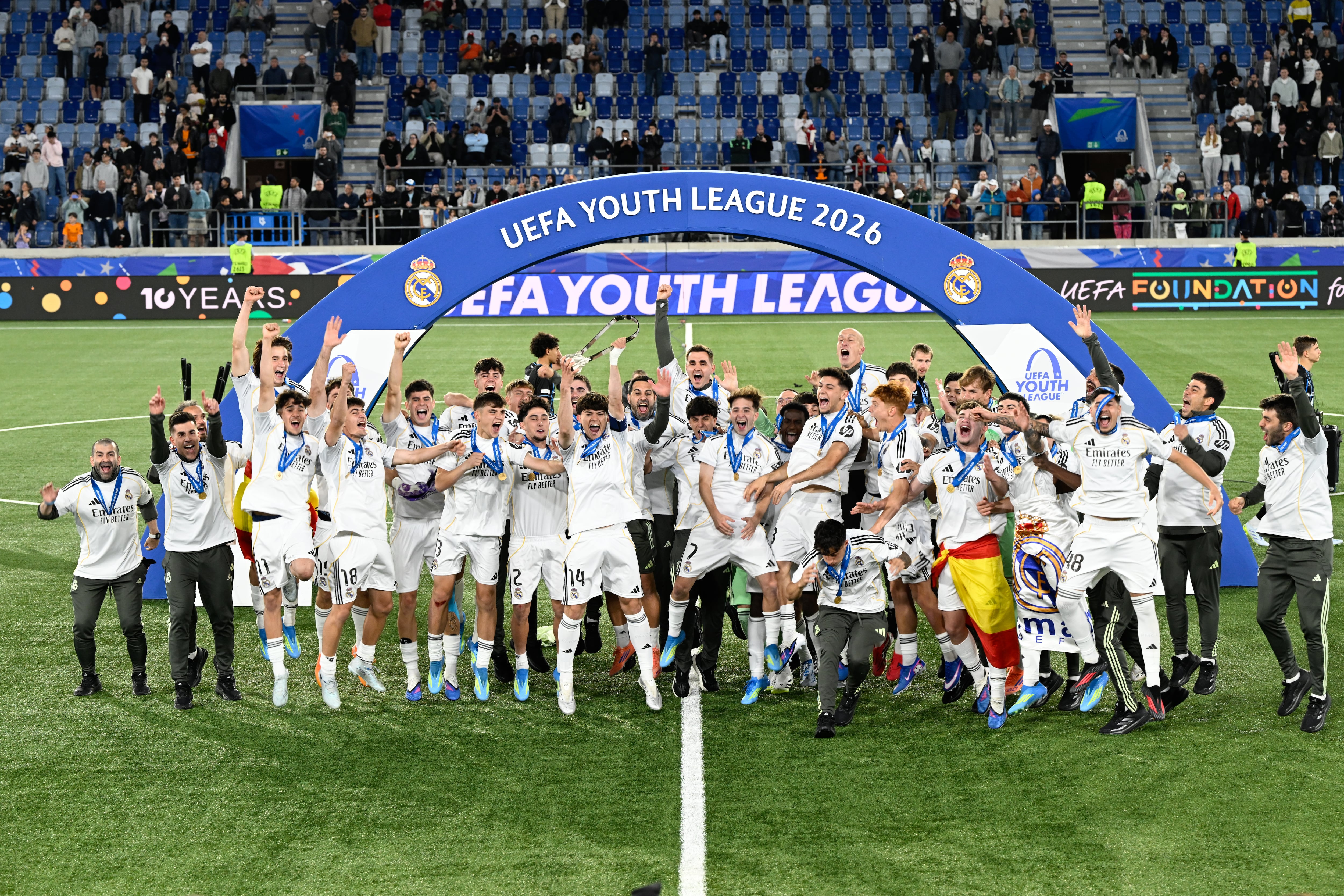 Los jugadores del Real Madrid levantan el trofeo tras ganar la Youth League