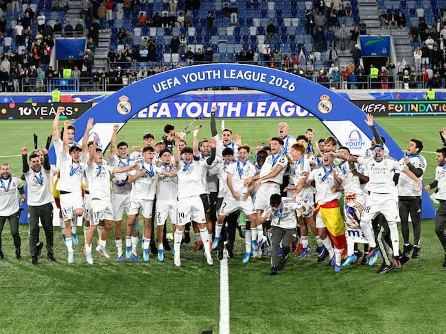 Los jugadores del Real Madrid levantan el trofeo tras ganar la Youth League