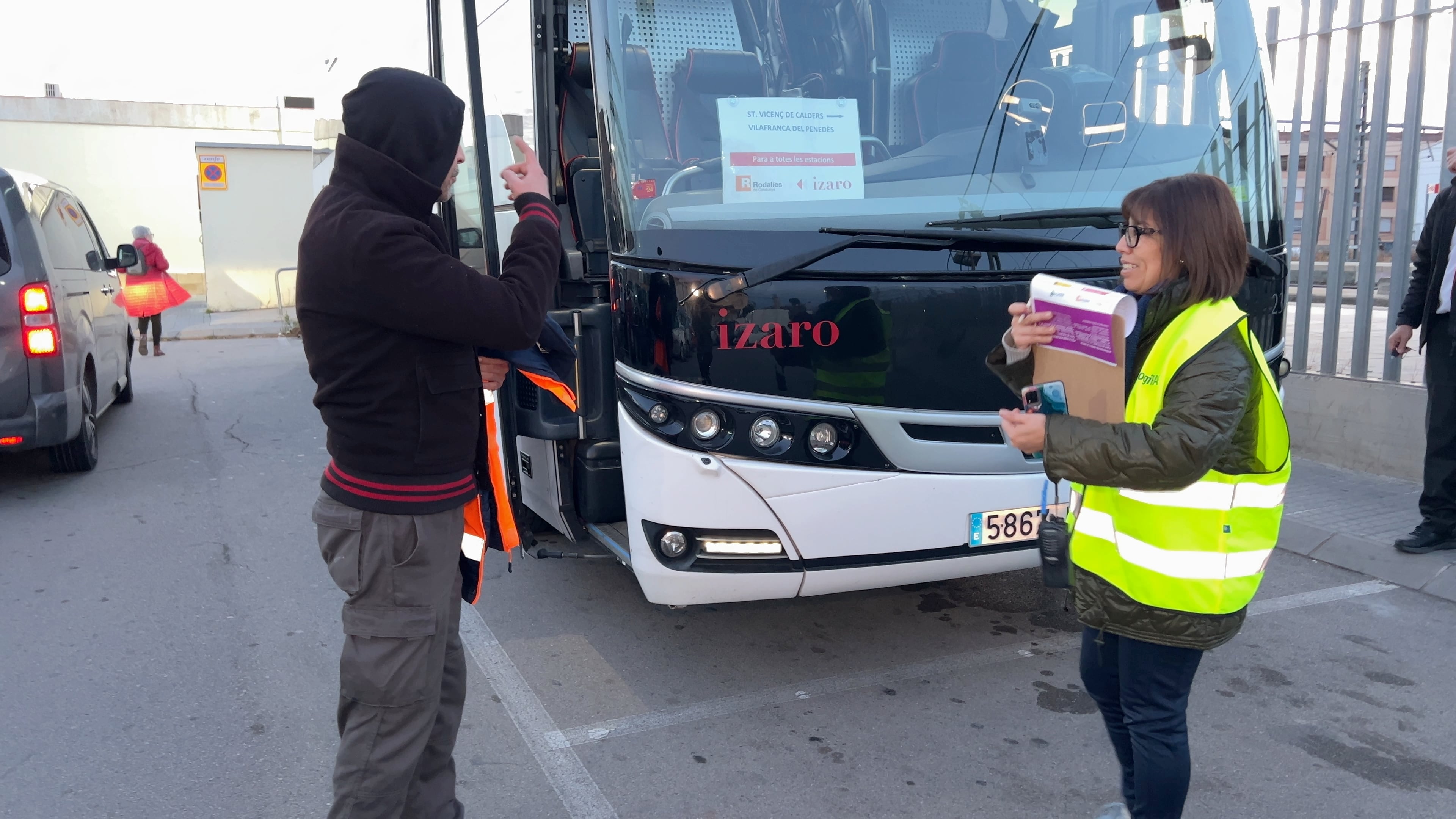 Un usuari de l&#039;R4 afectat pels talls és atès pels informadors de Renfe a l&#039;estació de Sant Vicenç de Calders