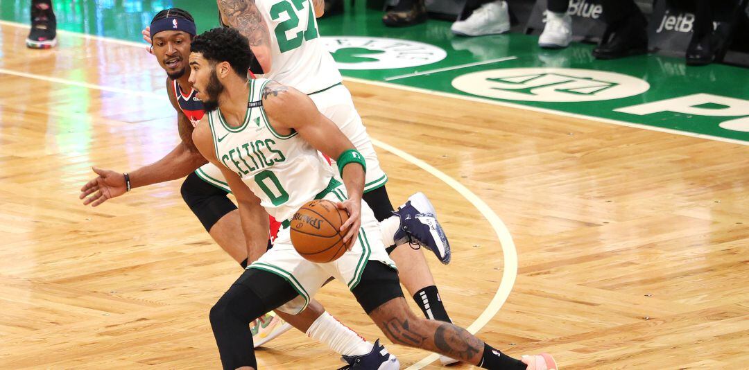 Jayson Tatum y Bradley Beal, durante el partido entre Celtics y Wizards de este viernes